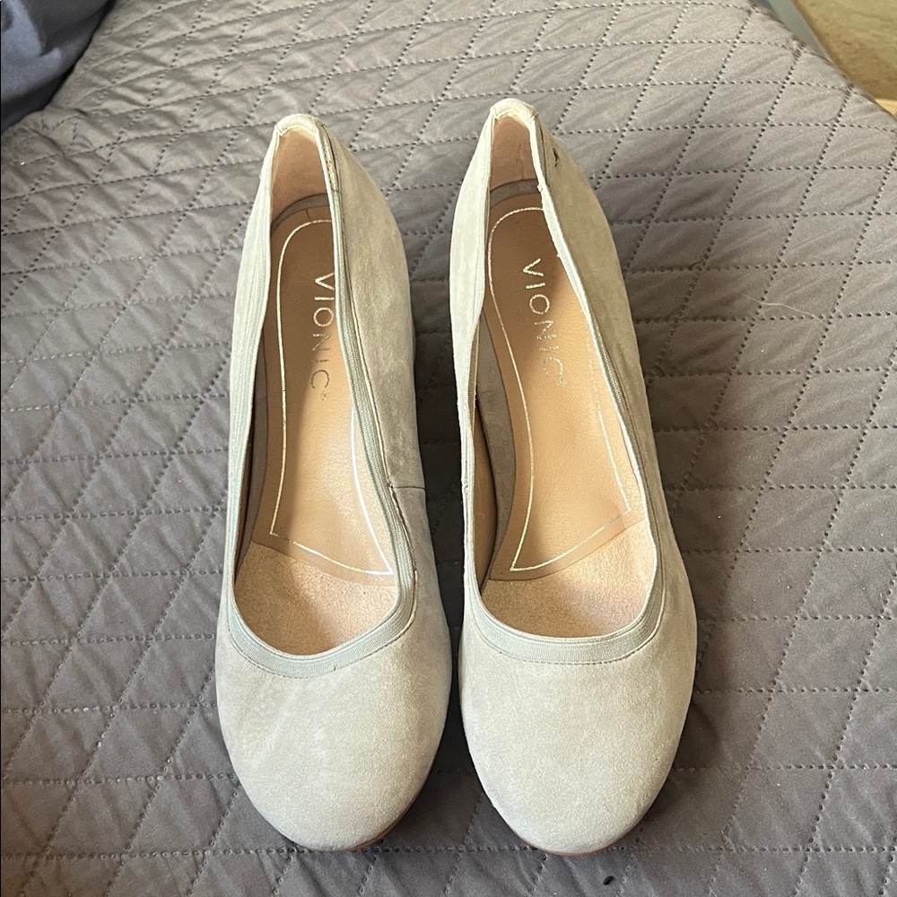 Vionic Women's Classic Cream Heels